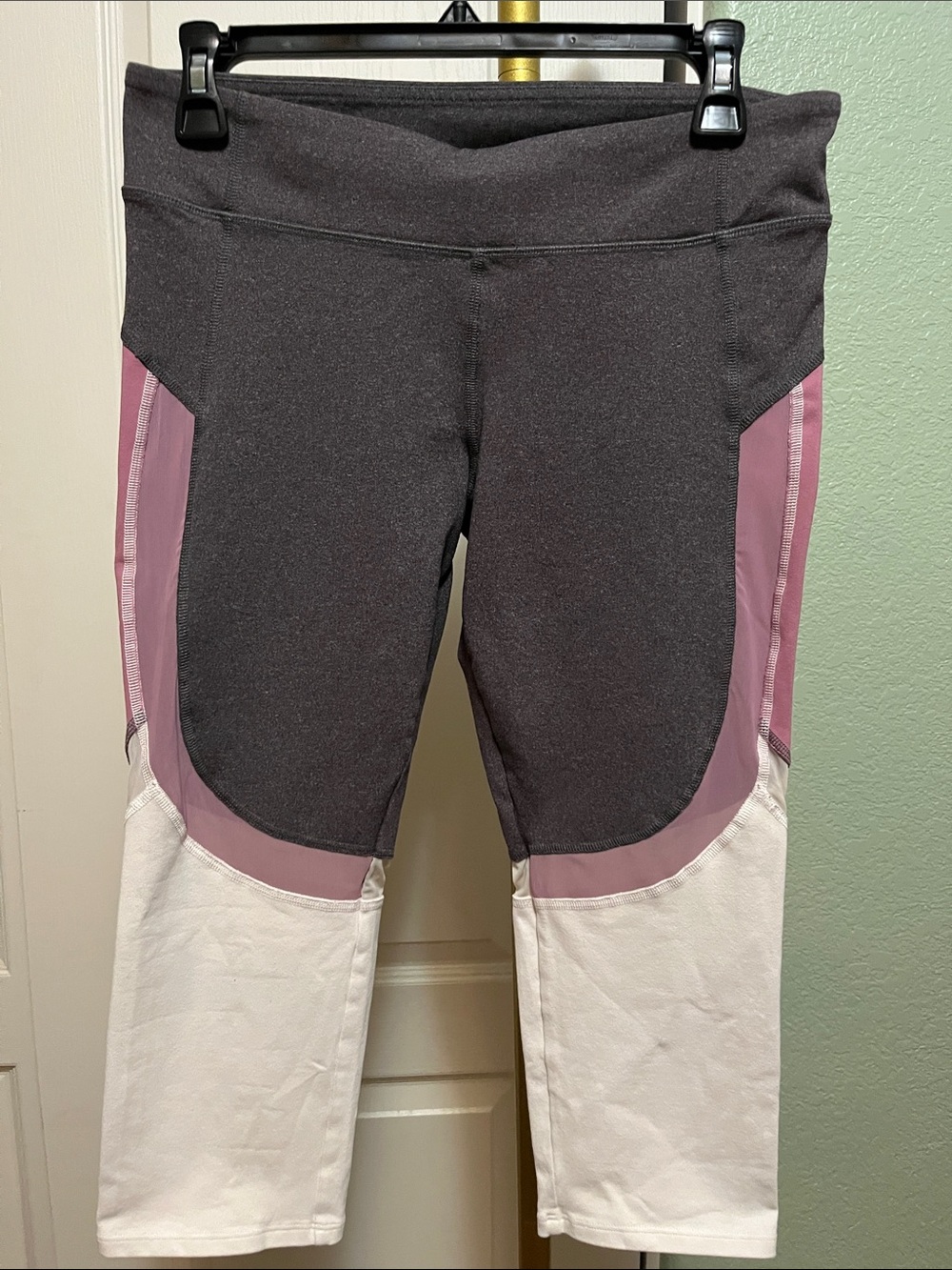 Alo Yoga cropped legging women’s Medium waist 15”